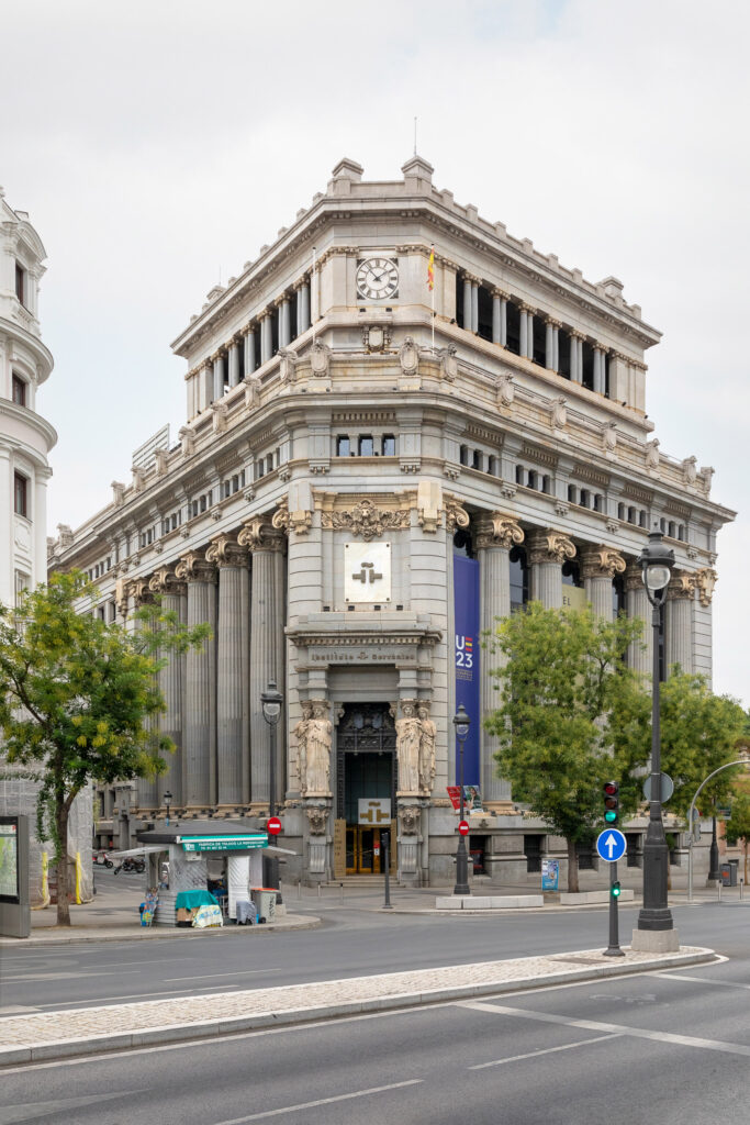 Monumental puerta de acceso situada en el chaflán. Fotografía de la monumental puerta de acceso situada en el chaflán.