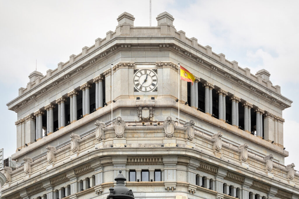 Reloj que remata la fachada principal. Fotografía del reloj que remata la fachada principal.