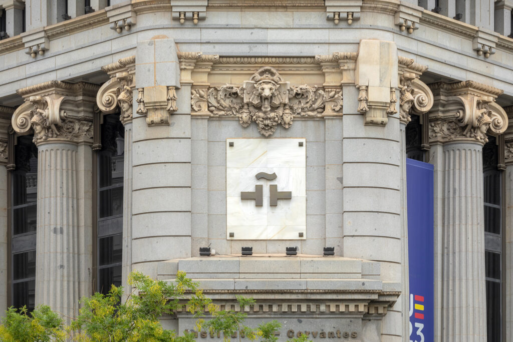 Detalle de las decoraciones en la fachada principal. Fotografía de detalle de las decoraciones en la fachada principal.
