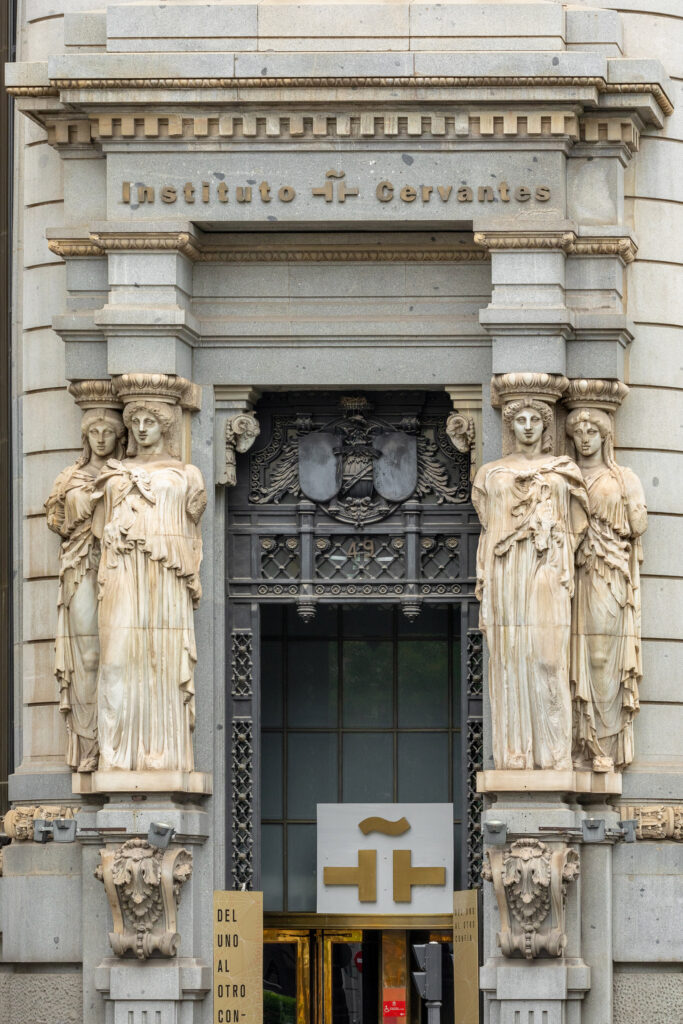 Puerta principal del edificio. Fotografía de la puerta principal del edificio.