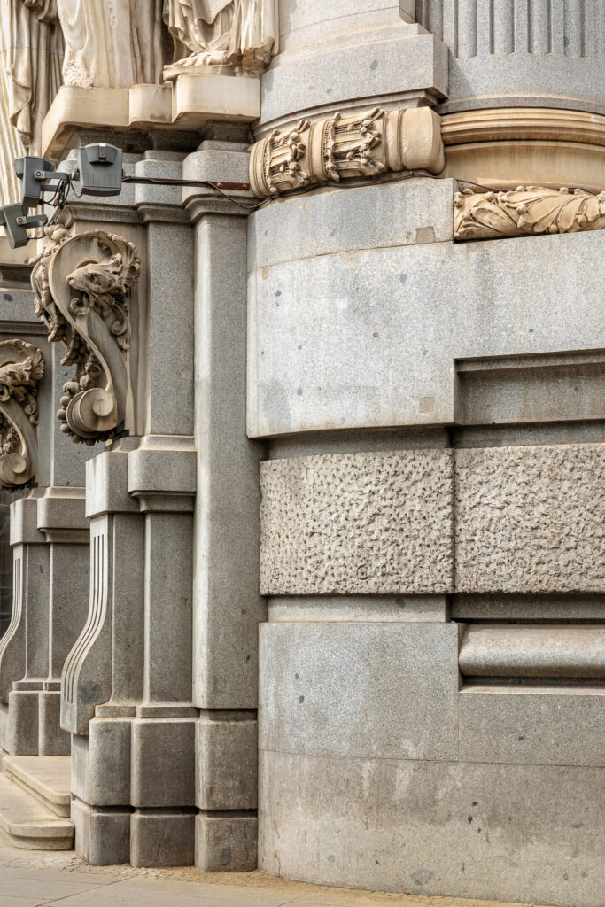 Vista lateral de la puerta de acceso. Fotografía de la vista lateral de la puerta de acceso.