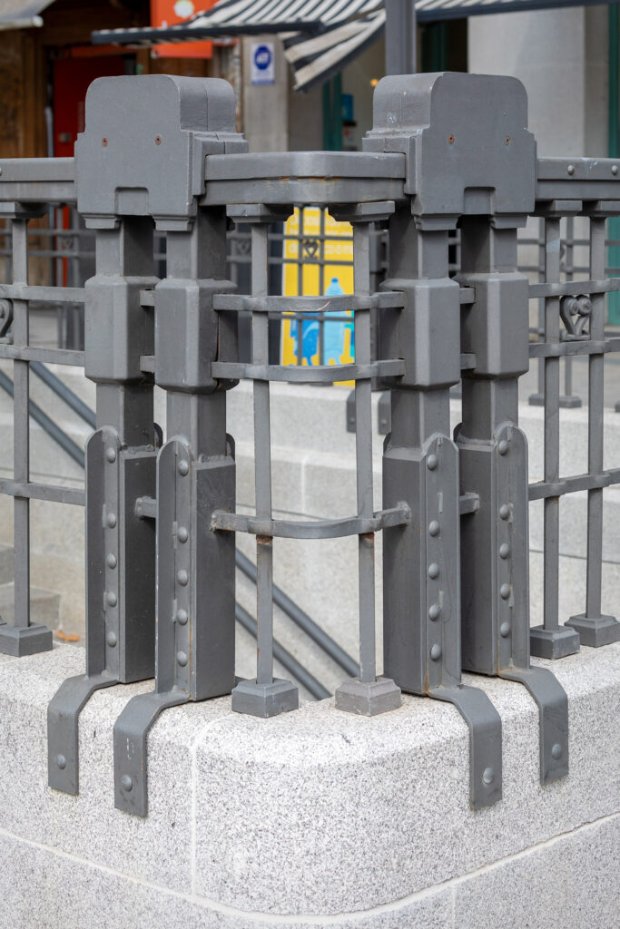 Barandilla de forja de las bocas de Metro con la característica distribución de barrotes. Fotografía de la barandilla de forja de las bocas de Metro con la característica distribución de barrotes.