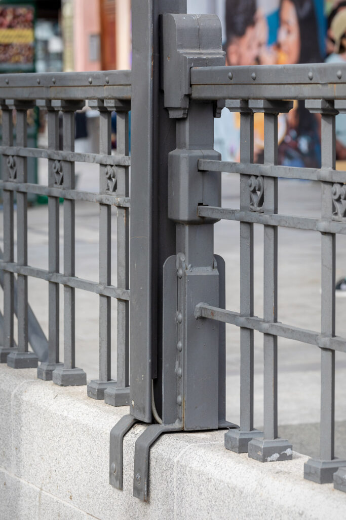 Barandilla de forja de las bocas de Metro con la característica distribución de barrotes. Fotografía de barandilla de forja de las bocas de Metro con la característica distribución de barrotes.