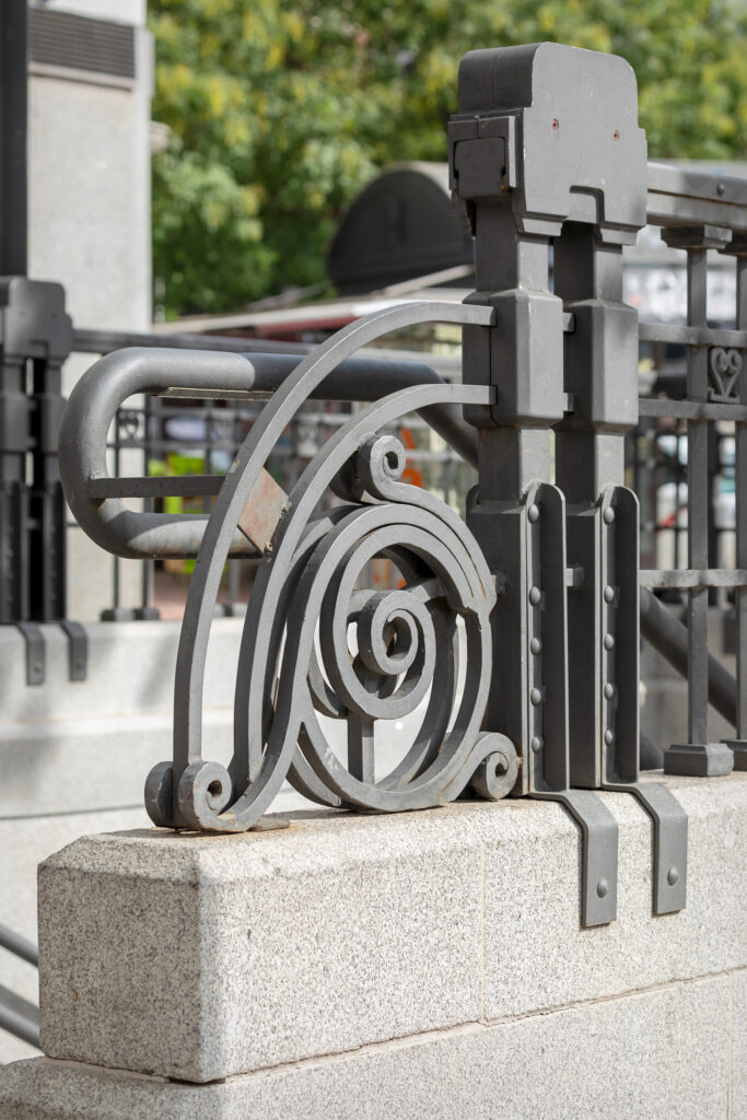 Detalles decorativos de las barandillas de forja. Fotografía de detalles decorativos de las barandillas de forja.