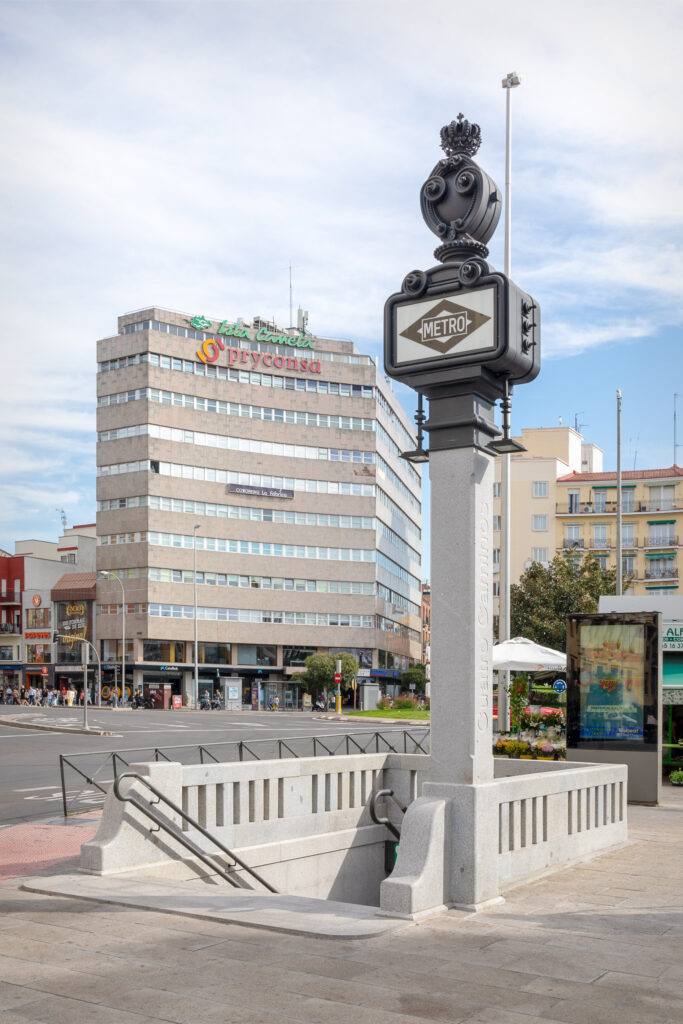 Réplica del monolito de Metro y de las balaustradas de granito recuperados en la boca de acceso de Cuatro Caminos. Fotografía de la réplica del monolito de Metro y de las balaustradas de granito recuperados en la boca de acceso de Cuatro Caminos.