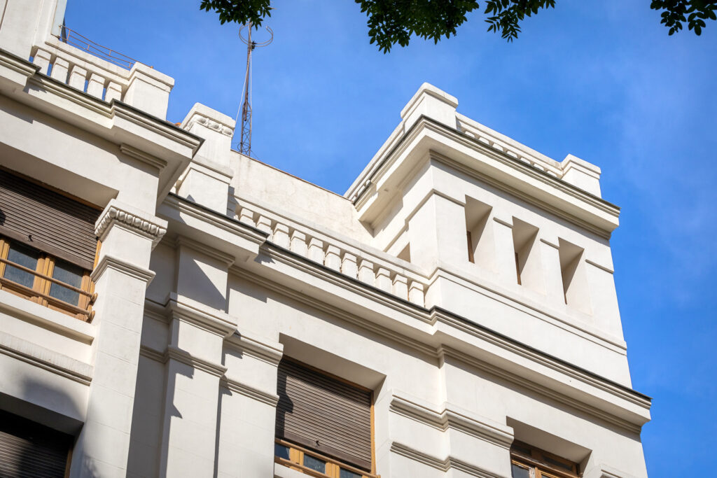 Cornisa de la subestación eléctrica de Salamanca. Fotografía de la cornisa de la subestación eléctrica de Salamanca.