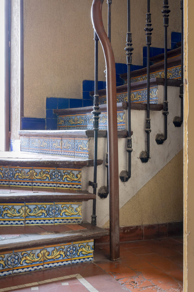 Escalera interior de la subestación eléctrica. Fotografía de la escalera interior de la subestación eléctrica.