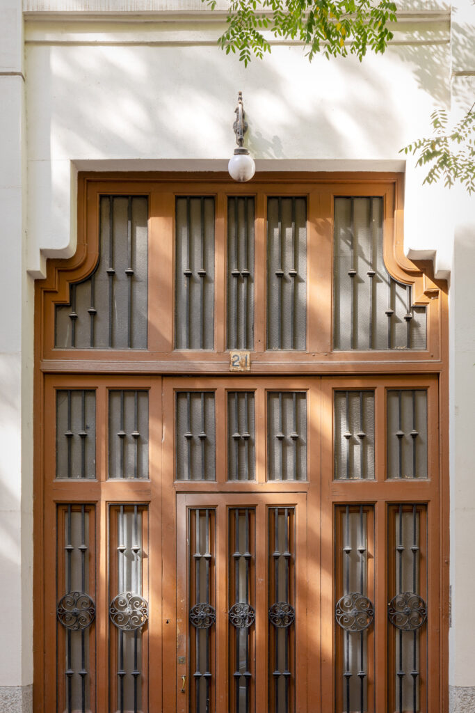Puerta de acceso a la subestación eléctrica. Fotografía de la puerta de acceso a la subestación eléctrica.