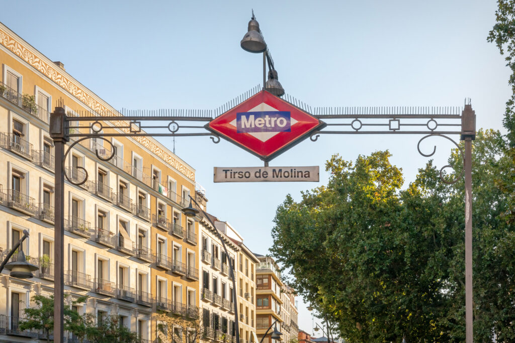 Boca de Metro de Tirso de Molina. Fotografía de la boca de Metro de Tirso de Molina.
