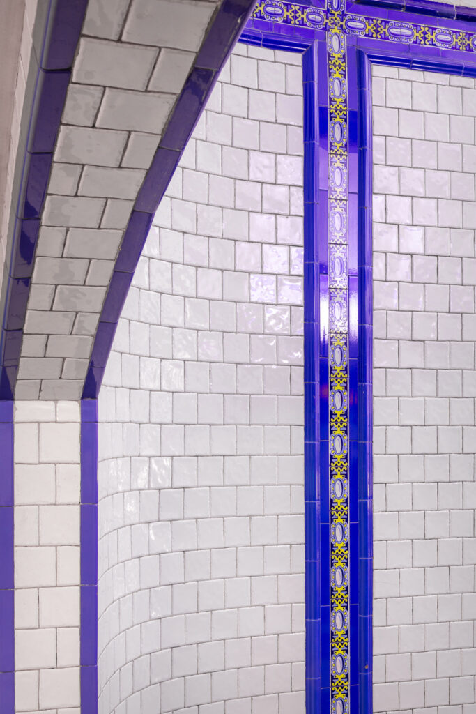 Contraste de las cenefas decorativas sobre los característicos azulejos blancos de las estaciones. Fotografía del contraste de las cenefas decorativas sobre los característicos azulejos blancos de las estaciones.