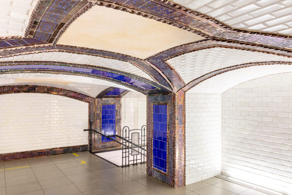 La estación de Pacifico conserva las decoraciones de azulejos ideadas por Palacios. Fotografía de la estación de Pacifico conserva las decoraciones de azulejos ideadas por Palacios.