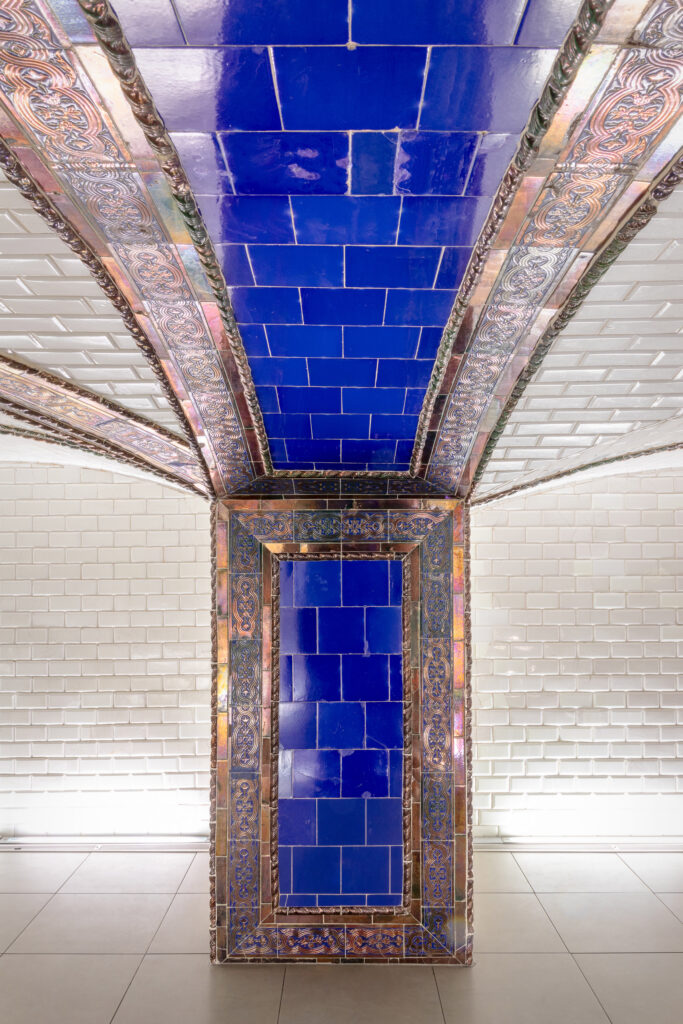 Estación de Pacifico con las características decoraciones de azulejos. Fotografía de la estación de Pacifico con las características decoraciones de azulejos.