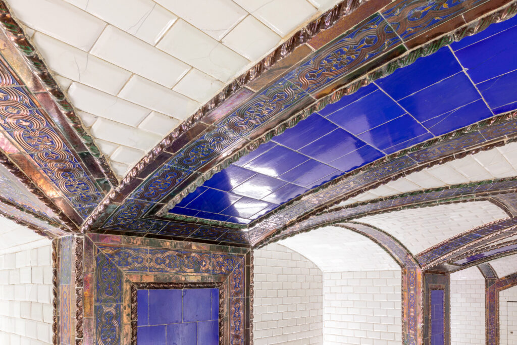 Combinación de azulejos, blancos, azul cobalto y de reflejo metálico. Fotografía de la combinación de azulejos, blancos, azul cobalto y de reflejo metálico.