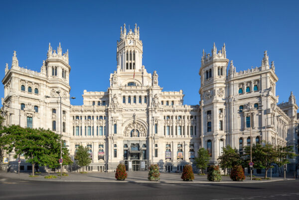 Fotografía de la fachada monumental adaptada a la Plaza de Cibeles.