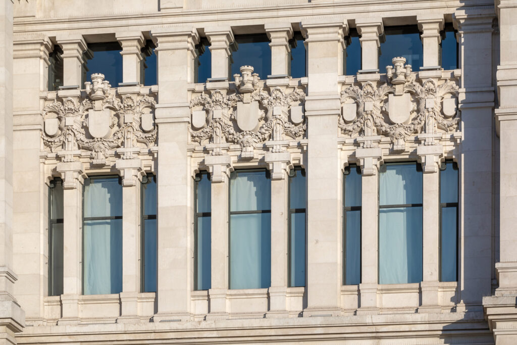 Decoraciones sobre los ventanales del cuerpo lateral. Fotografía de las decoraciones sobre los ventanales del cuerpo lateral.