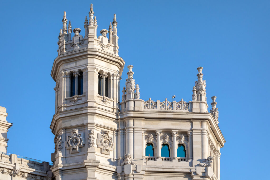 Detalle superior de uno de los torreones pentagonales de la fachada principal. Fotografía de detalle superior de uno de los torreones pentagonales de la fachada principal.