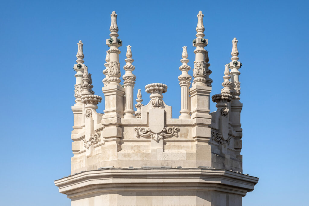 Detalle de las cresterías de remate de los torreones. Fotografía de detalle de las cresterías de remate de los torreones.