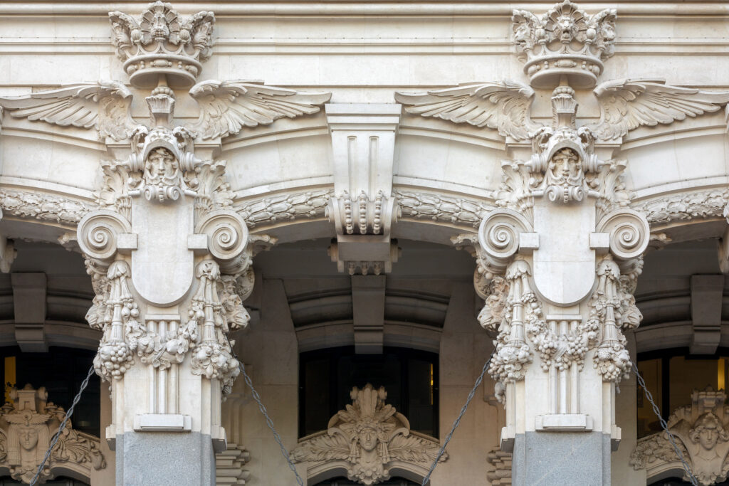 Detalle de los arcos del pórtico lateral. Fotografía de detalle de los arcos del pórtico lateral.