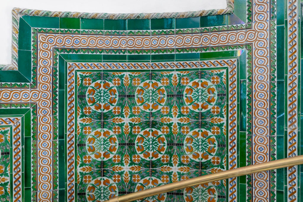 Panel de decoración cerámica en las escaleras interiores. Fotografía del panel de decoración cerámica en las escaleras interiores.