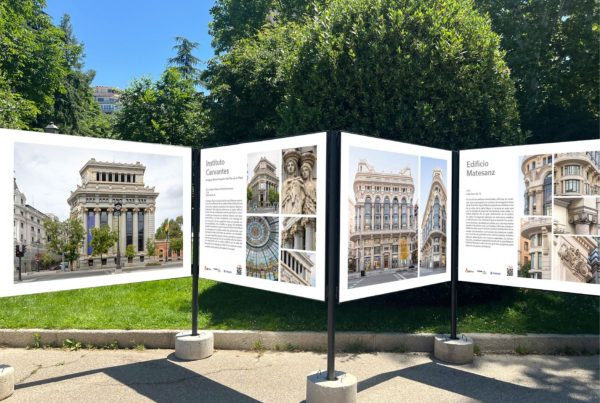 Fotografía de exposición urbana en el Retiro.